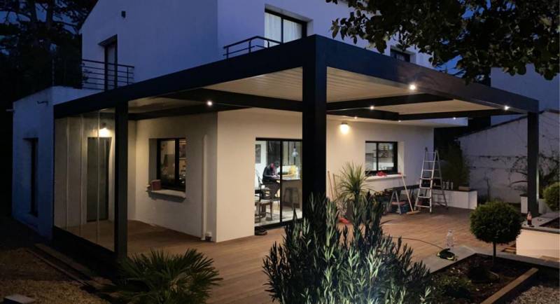 Abritez votre terrasse avec une pergola bioclimatique en aluminium afin de profiter de votre extérieur à tout moment